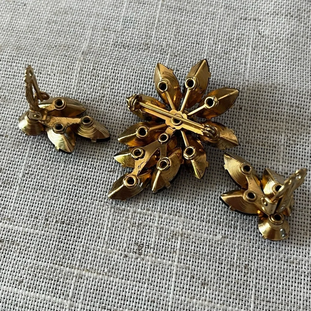 Vintage Weiss Red Rhinestone gold tone Brooch Earrings Set..jewelry set..